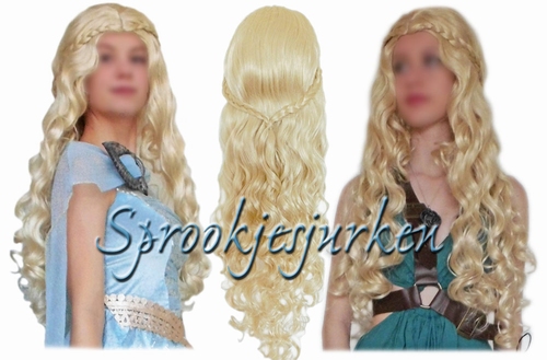 pruik blond lang krullend met vlechtje