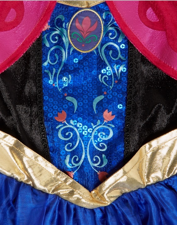 Anna 2, met lange cape en muziekbroche