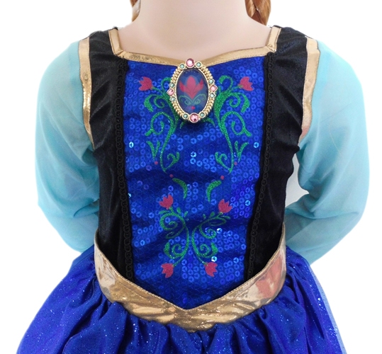 Anna 2, met lange cape en muziekbroche