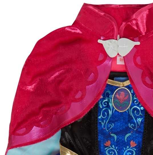 Anna 2, met lange cape en muziekbroche
