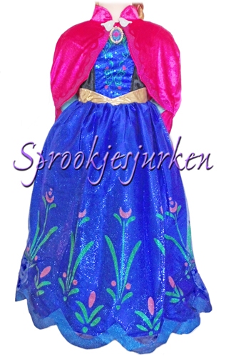 Anna 2, met lange cape en muziekbroche