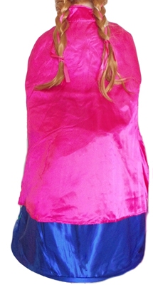 Anna 2, met lange cape en muziekbroche
