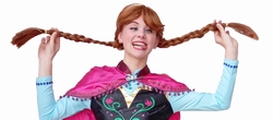 Anna vlechtpruik met wit plukje in vlecht